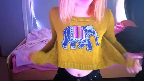Snapshot of elieiza_xo chatting on May 6, 9:25 am elieiza_xo online show from May 6, 9:25 am