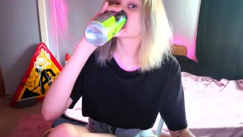 Snapshot of elieiza_xo chatting on May 15, 9:27 am elieiza_xo online show from May 15, 9:27 am