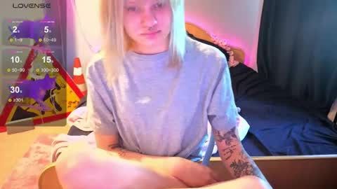 Snapshot of elieiza_xo chatting on May 17, 9:17 am elieiza_xo online show from May 17, 9:17 am