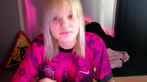 Snapshot of elieiza_xo chatting on May 21, 9:27 am elieiza_xo online show from May 21, 9:27 am