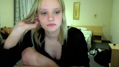 Snapshot of elieiza_xo chatting on May 26, 5:42 pm elieiza_xo online show from May 26, 5:42 pm