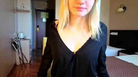 Snapshot of elieiza_xo chatting on June 1, 8:38 am elieiza_xo online show from June 1, 8:38 am