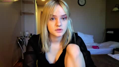 Snapshot of elieiza_xo chatting on June 2, 11:12 am elieiza_xo online show from June 2, 11:12 am