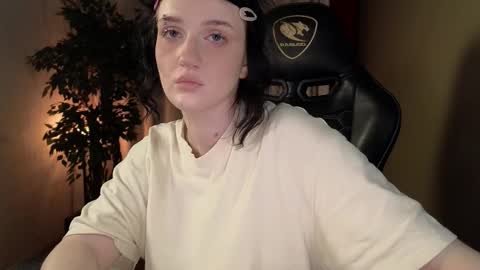 Snapshot of eliejay chatting on October 4, 5:16 am Ellie online show from October 4, 5:16 am