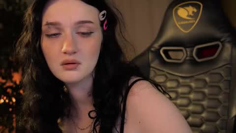 Snapshot of eliejay chatting on October 5, 5:17 am Ellie online show from October 5, 5:17 am