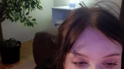 Snapshot of eliejay chatting on October 18, 5:21 am Ellie online show from October 18, 5:21 am