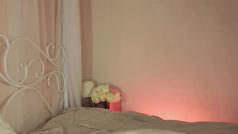 Snapshot of eliejay chatting on October 22, 5:19 am Ellie online show from October 22, 5:19 am