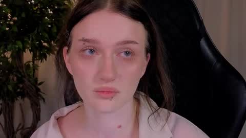 Snapshot of eliejay chatting on November 23, 5:18 am Ellie online show from November 23, 5:18 am