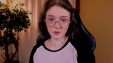 Snapshot of eliejay chatting on November 30, 5:11 am Ellie online show from November 30, 5:11 am