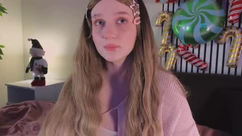 Snapshot of eliejay chatting on December 4, 5:50 am Ellie online show from December 4, 5:50 am