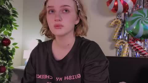 Snapshot of eliejay chatting on December 17, 5:24 am Ellie online show from December 17, 5:24 am