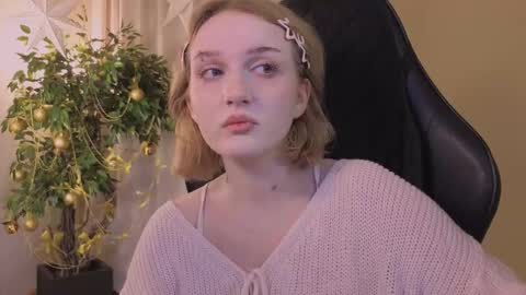 Snapshot of eliejay chatting on December 18, 5:24 am Ellie online show from December 18, 5:24 am