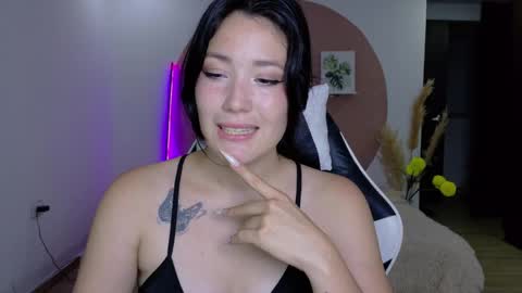 eliiih_ online show from April 21, 1:42 am