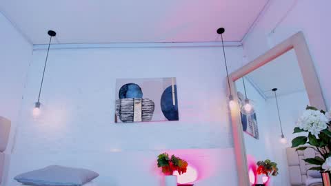 E L I I Z A B E T H   online show from December 11, 7:53 am