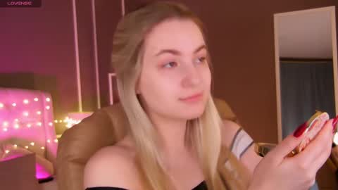 Snapshot of elina_nortas chatting on February 18, 1:21 am Elina online show from February 18, 1:21 am