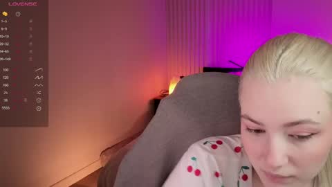Snapshot of elina_nortas chatting on May 6, 5:25 am Elina online show from May 6, 5:25 am