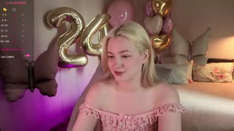 Snapshot of elina_nortas chatting on June 16, 6:16 am Elina online show from June 16, 6:16 am