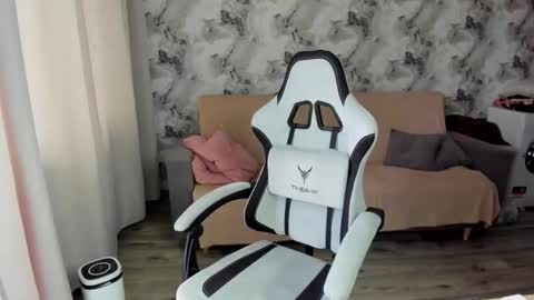 Snapshot of elisa_kollin chatting on September 28, 7:58 am Aletta Oushen online show from September 28, 7:58 am