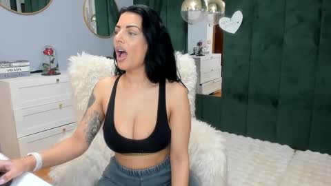 Snapshot of elisabaxter chatting on November 16, 5:35 am Maria online show from November 16, 5:35 am