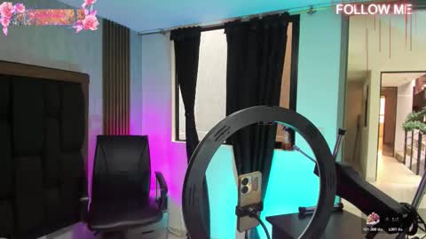 ELISE LEYTON online show from December 18, 7:09 pm