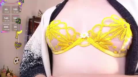Snapshot of elise_nyx chatting on June 13, 12:47 pm elise_nyx online show from June 13, 12:47 pm