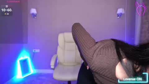 Snapshot of elisevelour chatting on December 4, 1:53 pm elisevelour online show from December 4, 1:53 pm