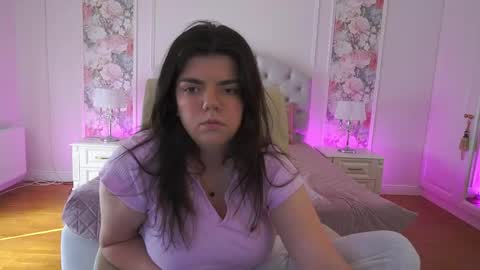 Snapshot of elissawow chatting on April 13, 7:25 am elissawow online show from April 13, 7:25 am