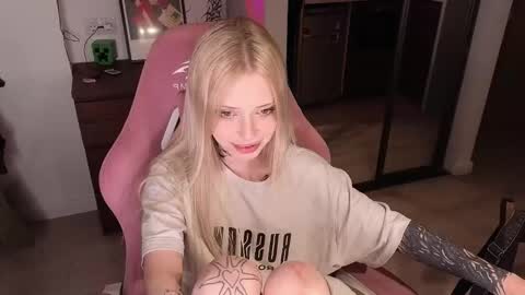 Snapshot of eliza_sadcat chatting on March 26, 5:07 pm Elizabeth online show from March 26, 5:07 pm