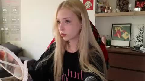Snapshot of eliza_sadcat chatting on April 22, 12:18 pm Elizabeth online show from April 22, 12:18 pm