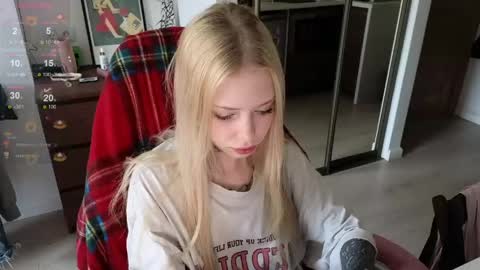 Snapshot of eliza_sadcat chatting on April 28, 10:31 am Elizabeth online show from April 28, 10:31 am