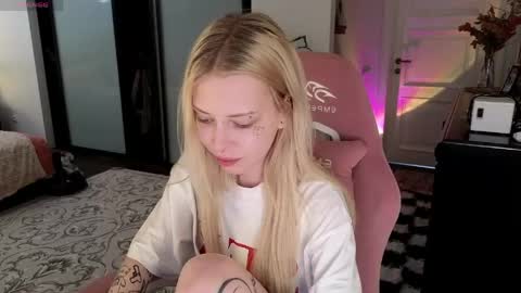 Snapshot of eliza_sadcat chatting on May 15, 3:19 pm Elizabeth online show from May 15, 3:19 pm