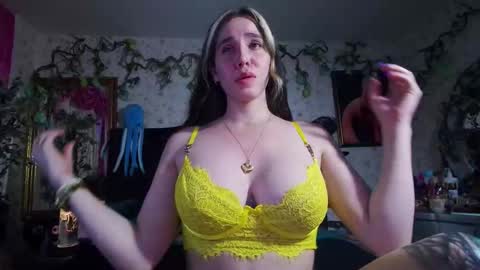 Elizabeth online show from October 15, 9:37 pm