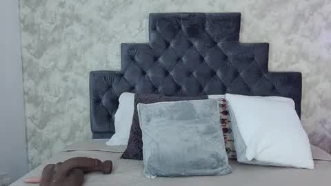 Elizabeth online show from March 31, 9:59 pm