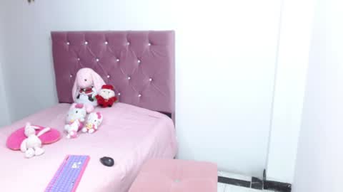 Snapshot of ella_2sweet chatting on December 12, 5:42 am Ella online show from December 12, 5:42 am