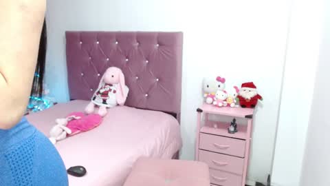 Snapshot of ella_2sweet chatting on December 23, 3:07 am Ella online show from December 23, 3:07 am