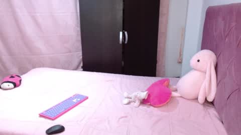 Snapshot of ella_2sweet chatting on January 20, 5:04 am Ella online show from January 20, 5:04 am