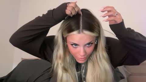 Snapshot of ella_hill chatting on February 4, 4:29 am Ella online show from February 4, 4:29 am