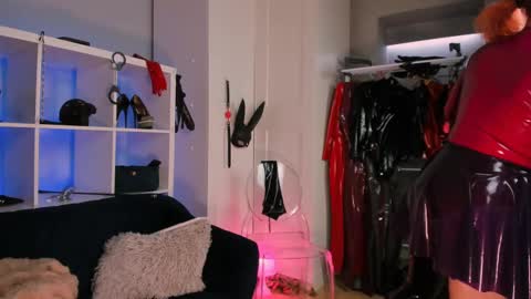 Snapshot of ella_kross chatting on February 23, 3:40 pm ella_kross online show from February 23, 3:40 pm