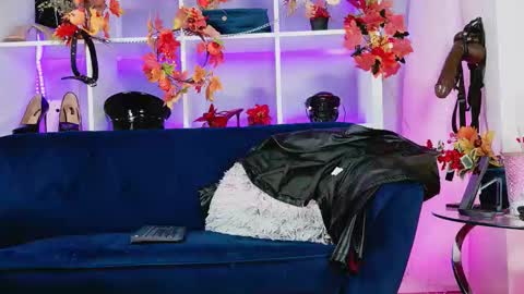 Snapshot of ella_kross chatting on September 19, 4:25 am ella_kross online show from September 19, 4:25 am