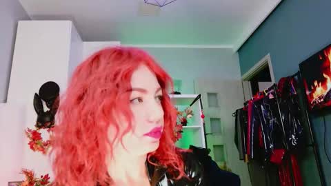 Snapshot of ella_kross chatting on October 4, 5:16 am ella_kross online show from October 4, 5:16 am