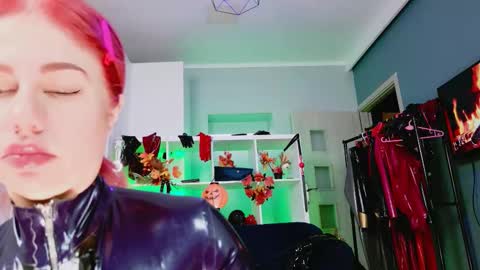 Snapshot of ella_kross chatting on October 9, 3:26 am ella_kross online show from October 9, 3:26 am