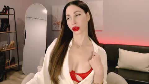 Snapshot of ella_sea chatting on June 25, 5:45 am Ella online show from June 25, 5:45 am