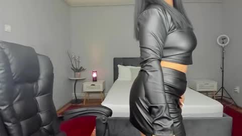 Ella online show from November 3, 5:25 pm