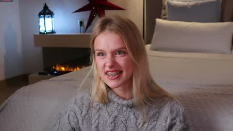 Snapshot of ella_twinkle chatting on December 1, 5:57 pm Ella online show from December 1, 5:57 pm