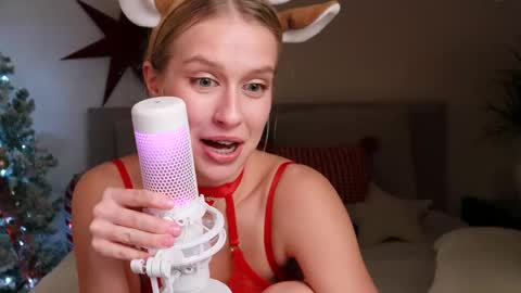 Snapshot of ella_twinkle chatting on December 13, 1:26 am Ella online show from December 13, 1:26 am