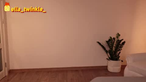 Snapshot of ella_twinkle chatting on September 14, 6:18 pm Ella online show from September 14, 6:18 pm