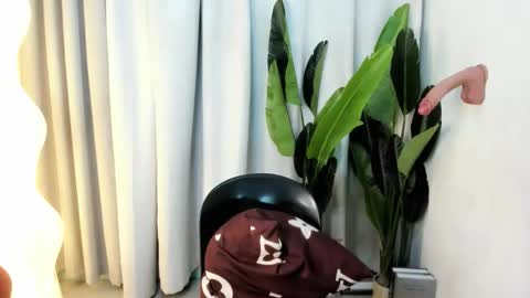 Snapshot of ella_walkerxxx chatting on April 16, 8:53 pm ella_walkerxxx online show from April 16, 8:53 pm