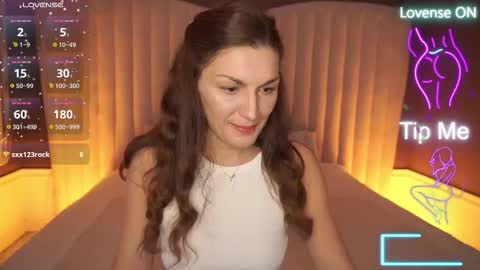 Snapshot of ellagoldenn chatting on October 21, 8:53 pm Ella online show from October 21, 8:53 pm