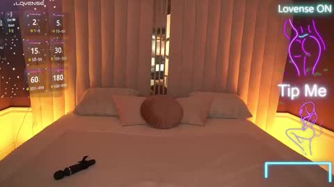 Snapshot of ellagoldenn chatting on October 24, 9:00 pm Ella online show from October 24, 9:00 pm