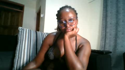 ellah-simone online show from June 11, 11:25 pm